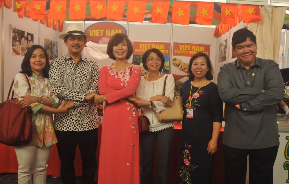 Vietnam participa en la Feria de Culturas Amigas en México ảnh 2