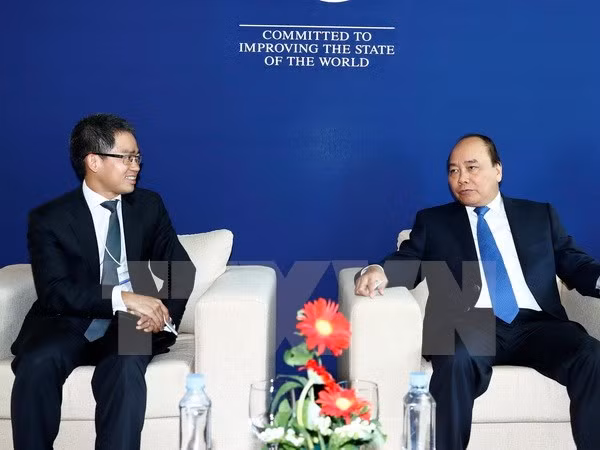 Premier de Vietnam se reúne con líderes empresariales al margen de FEM sobre ASEAN ảnh 1