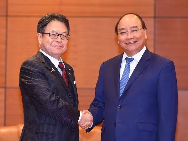 Premier vietnamita recibe a ministro nipón de Economía, Comercio e Industria ảnh 1
