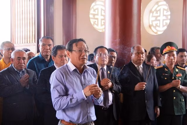Vietnamitas en Laos rinden homenaje al Presidente Ho Chi Minh ảnh 1