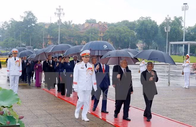 Líderes vietnamitas rinden tributo al Presidente Ho Chi Minh ảnh 1