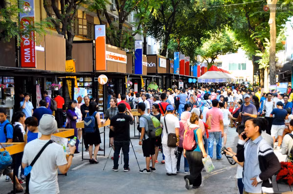 Destacan obras de literatura europea en calle de libros en Ciudad Ho Chi Minh ảnh 1