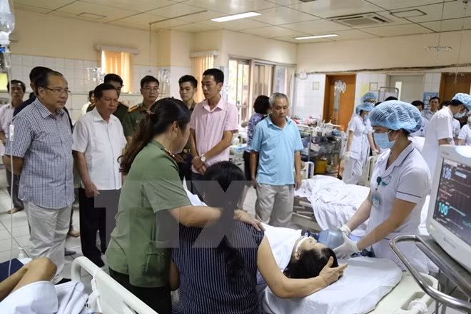 Vicepremier de Vietnam atiende directamente incidente médico grave en Hoa Binh ảnh 1