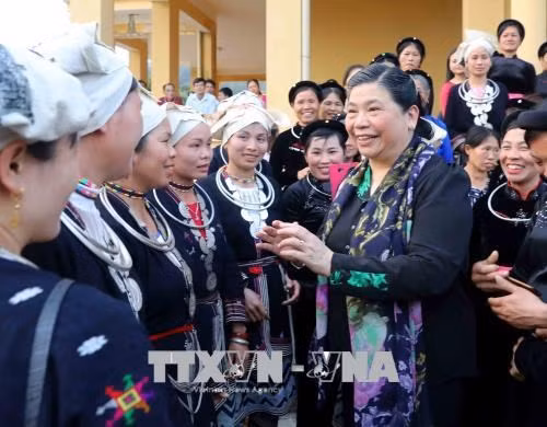 Subjefa parlamentaria entrega regalos a pobres en Tuyen Quang ảnh 1