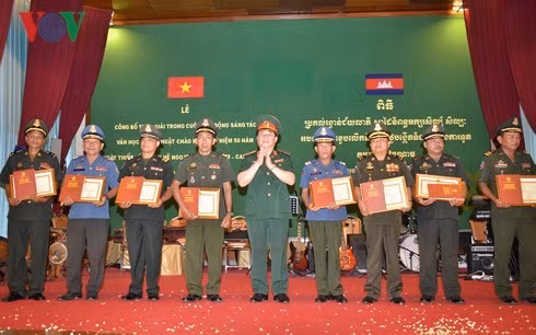 Entregan premios a ganadores de concurso de escritura sobre relaciones Vietnam-Camboya ảnh 1