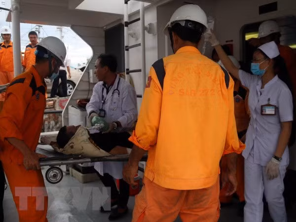 Trasladan a tiempo a pescador enfermo a tierra firme para tratamiento médico ảnh 1