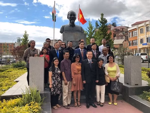 Compatriotas en extranjero son una parte inseparable del pueblo vietnamita, sostuvo vicepresidente del Parlamento ảnh 1