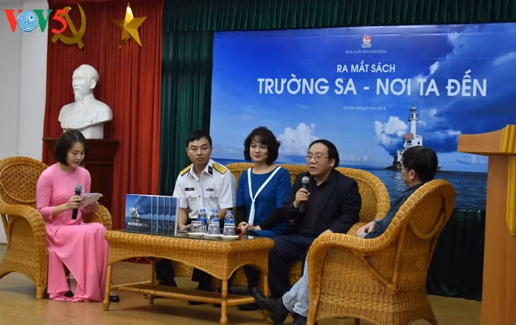 Vietnam publica libro de fotografías que transmite el amor a la Patria ảnh 1