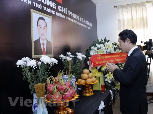 Dirigentes laosianos rinden tributo a Phan Van Khai ảnh 1 Dirigentes laosianos rinden tributo a Phan Van Khai ảnh 1