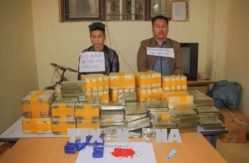 Policía vietnamita confisca 135 ladrillos de heroína y 500 mil pastillas de drogas sintéticas ảnh 1