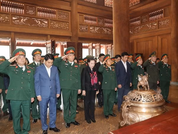 Presidenta del Parlamento rinde homenaje al Presidente Ho Chi Minh en zona K9 ảnh 1
