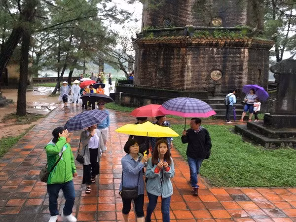 Evalúan uso sostenible del paisaje natural que rodea tumba de la dinastía Nguyen ảnh 1