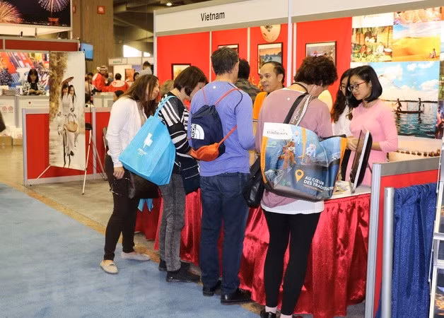 Pabellón de Vietnam atrae a más de mil visitantes en feria de turismo en Ottawa ảnh 1