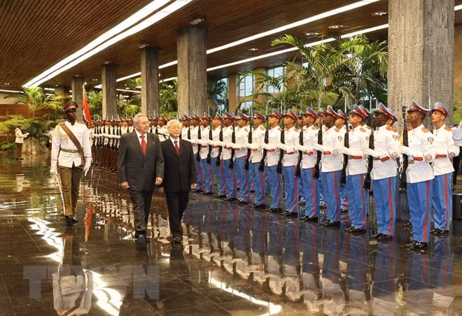 Recibió presidente cubano Raúl Castro al secretario general del Partido Comunista de Vietnam ảnh 1