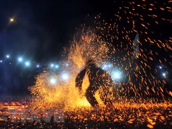 Grupo étnico minoritario vietnamita celebra danza tradicional de fuego ảnh 1