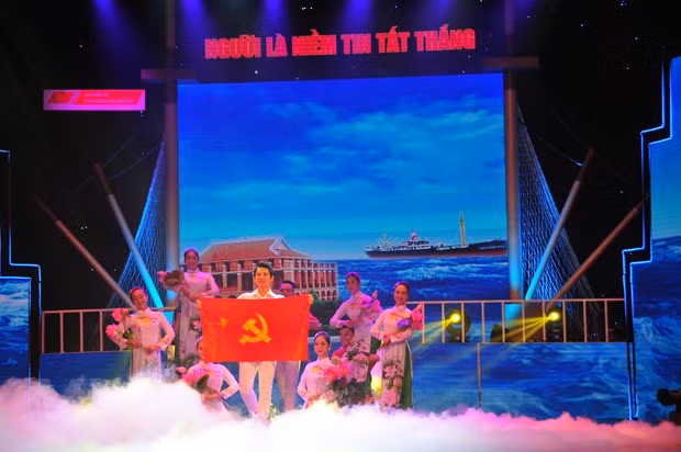Celebran espectáculo artístico especial por 110 aniversario del viaje de Ho Chi Minh ảnh 1 Celebran espectáculo artístico especial por 110 aniversario del viaje de Ho Chi Minh ảnh 1