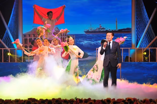 Celebran espectáculo artístico especial por 110 aniversario del viaje de Ho Chi Minh ảnh 2 Celebran espectáculo artístico especial por 110 aniversario del viaje de Ho Chi Minh ảnh 2
