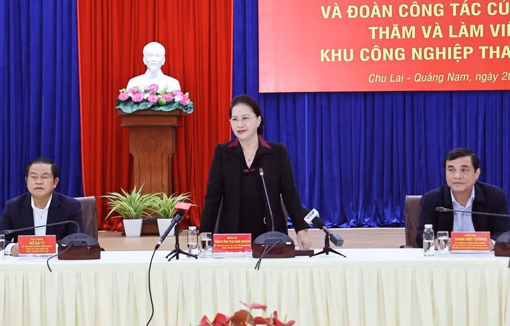 Presidenta del Parlamento vietnamita destaca esfuerzos de Quang Nam en medio de pandemia ảnh 1