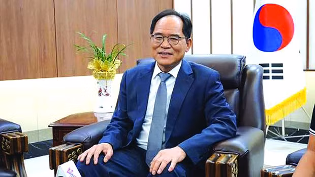Embajador surcoreano extiende mensaje de esperanza con video musical en vietnamita ảnh 1