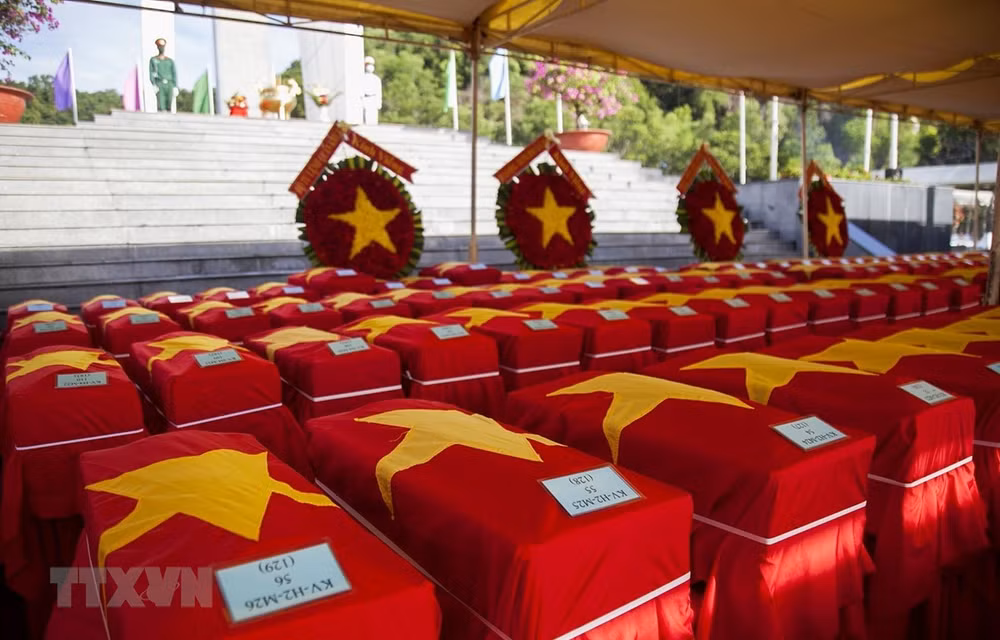 Rinden homenaje póstumo a 262 soldados vietnamitas caídos en Camboya ảnh 1