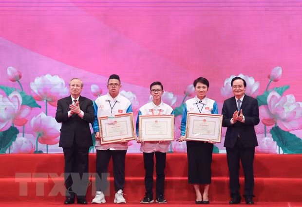 Exaltan el ejemplo de los estudiantes más sobresalientes de Vietnam en 2020 ảnh 1