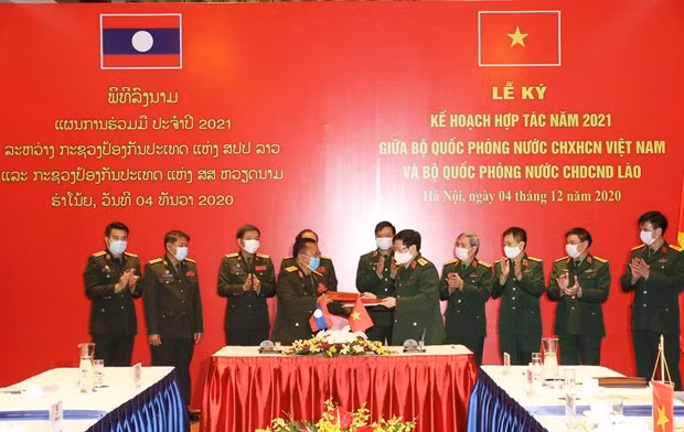 Ministerios de Defensa de Vietnam y Laos firman plan de cooperación para 2021 ảnh 1