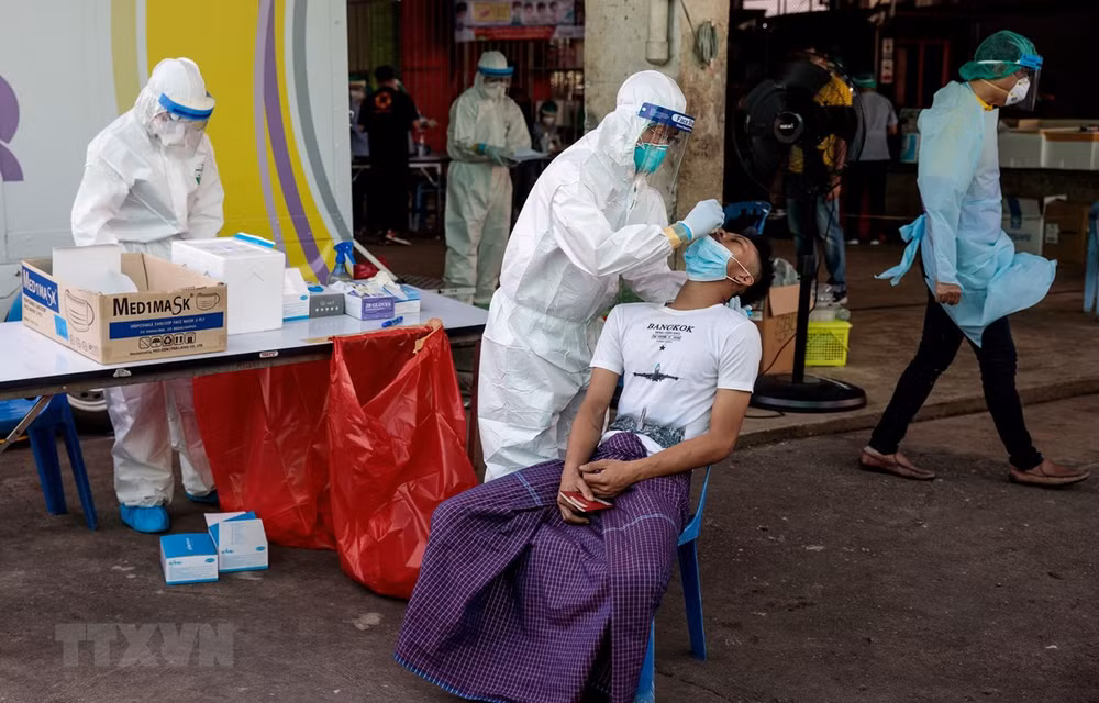 Tailandia realiza pruebas del COVID-19 a más de 10 mil personas ante rebrote ảnh 1
