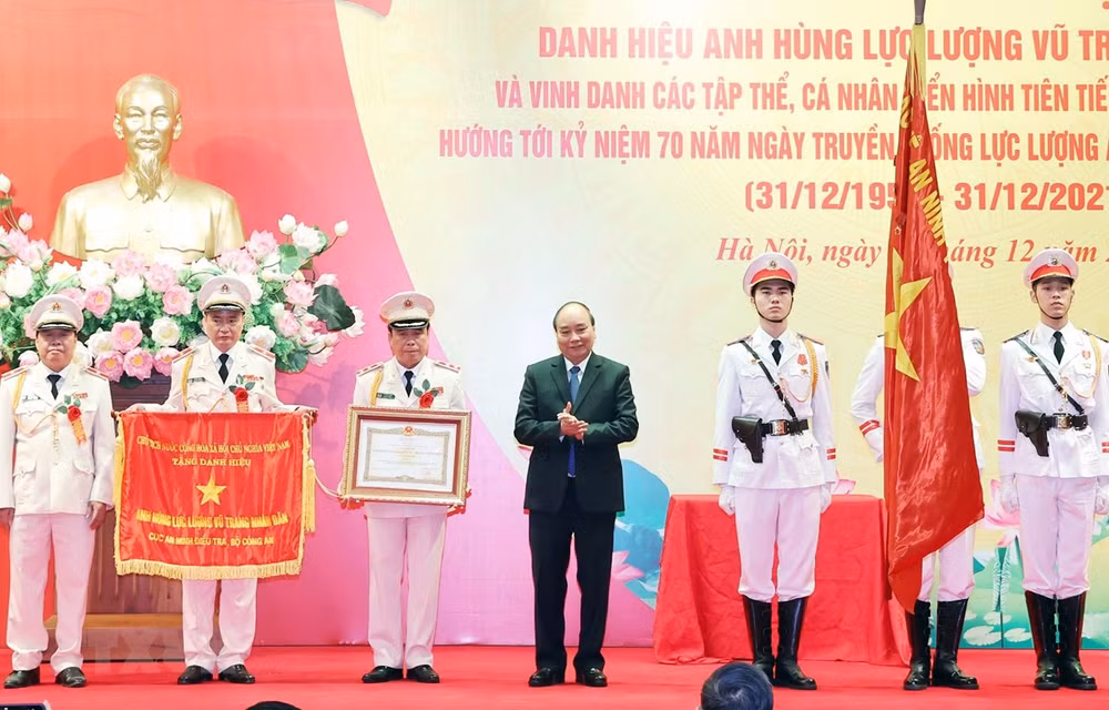 Recibe unidad policíaca vietnamita título de Héroe de Fuerzas Armadas Populares ảnh 1