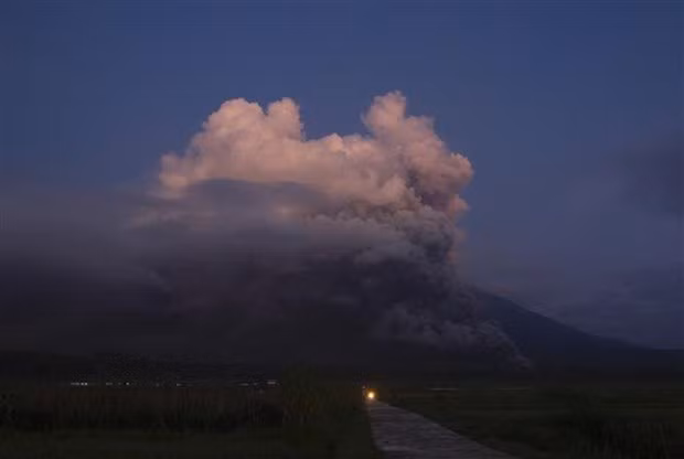Indonesia evacua a miles de personas por erupción volcánica ảnh 1