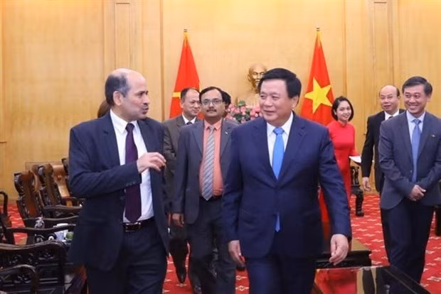 Dirigente partidista de Vietnam recibe a nuevo embajador de la India ảnh 1