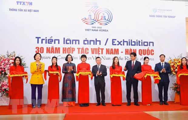 Exposición fotográfica sobre 30 años de cooperación Vietnam-Corea del Sur ảnh 2