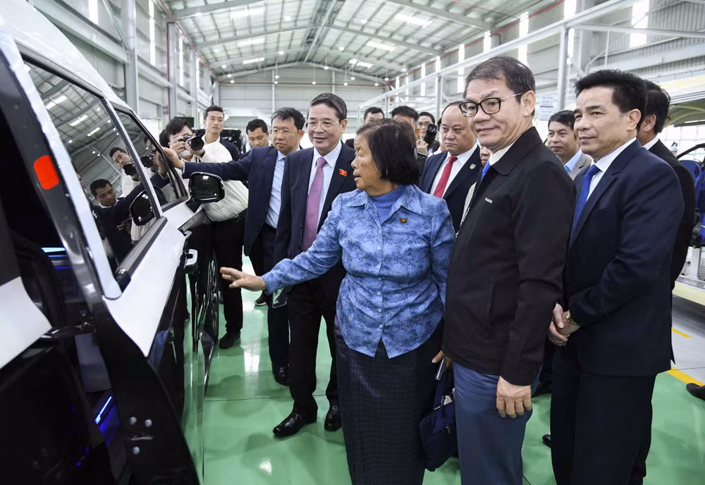 Delegación parlamentaria de Camboya visita grupo vietnamita THACO ảnh 1
