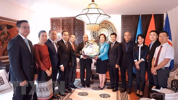 Misión de Vietnam en Ginebra felicita a la de Laos por Día Nacional de ese país ảnh 1