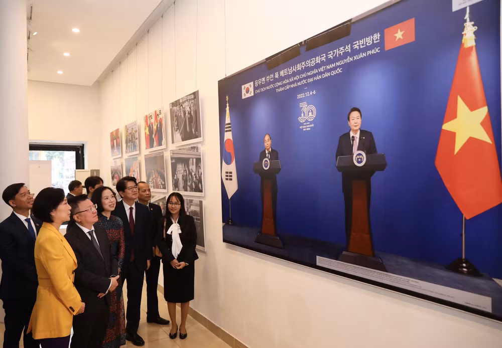 Exposición fotográfica sobre 30 años de cooperación Vietnam-Corea del Sur ảnh 1