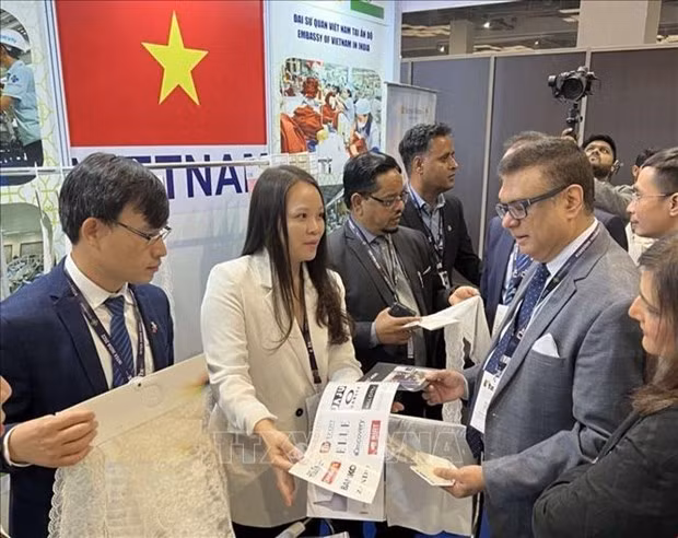 Empresas vietnamitas participan en importante feria textil en la India ảnh 1