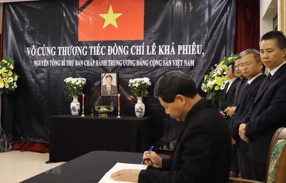 Embajadas de Vietnam en Malasia y Japón rinden homenaje póstumo al exdirigente Le Kha Phieu ảnh 1