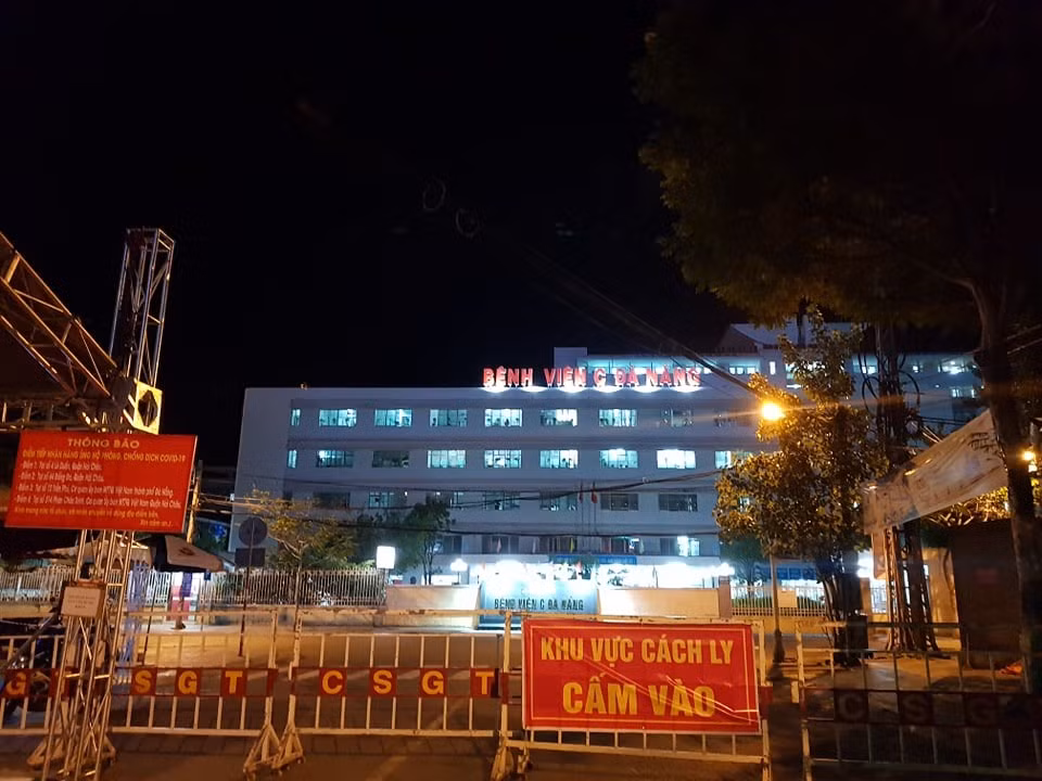 Levantan bloqueo aplicado a hospital C de Da Nang tras cumplimiento de período de cuarentena ảnh 1