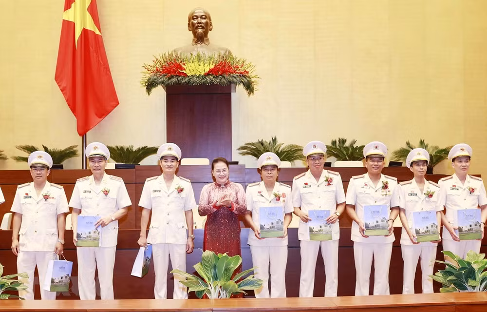 Presidenta del Parlamento vietnamita se reúne con figuras ejemplares de la fuerza policial ảnh 1