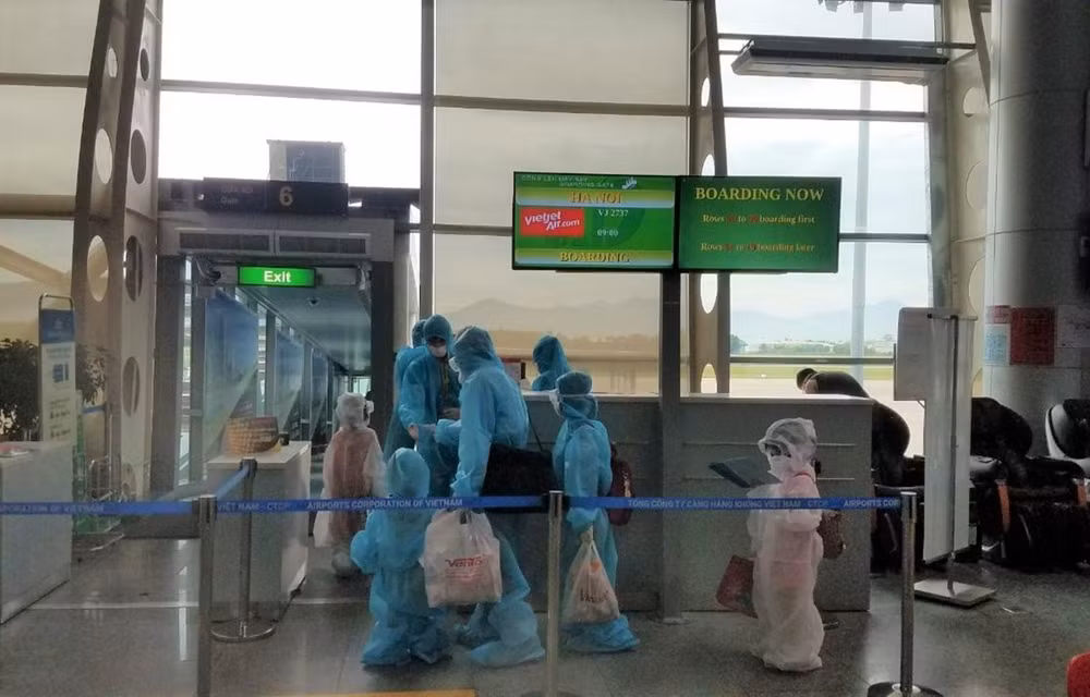 Vietjet transporta 230 pasajeros atrapados en ciudad de Da Nang a Hanoi ảnh 1