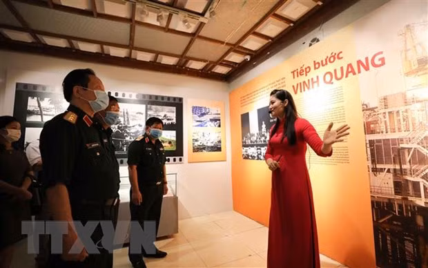 Inauguran exhibición sobre la Revolución de Agosto de Vietnam en Hanoi ảnh 1