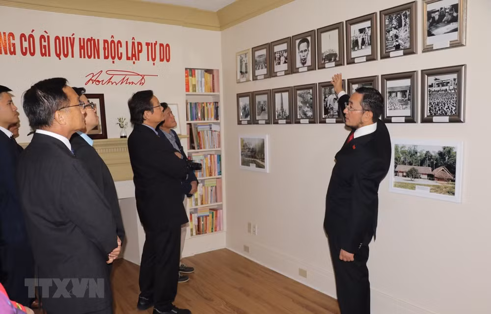 Efectúan en Canadá exposición sobre presidente Ho Chi Minh ảnh 1