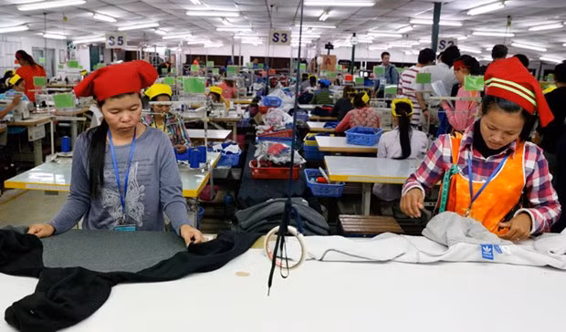 Unión Europea comienza a retirar parte de preferencias arancelarias a Camboya ảnh 1