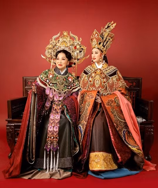Jóvenes crean trajes reales de dinastías feudales de Vietnam ảnh 1