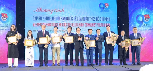 Vietnam otorga distinción a extranjeros por su contribución al desarrollo de la juventud ảnh 1