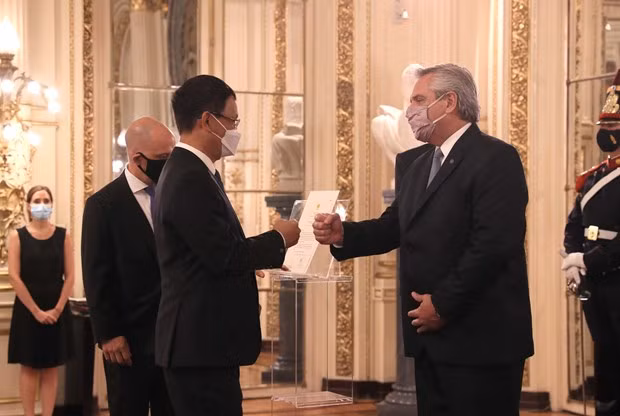 Embajador de Vietnam entrega cartas credenciales al presidente de Argentina ảnh 1
