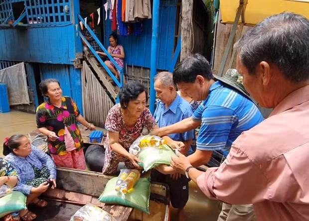 Apoyan a familias de origen vietnamita en Camboya en el contexto de COVID-19&nbsp; ảnh 1