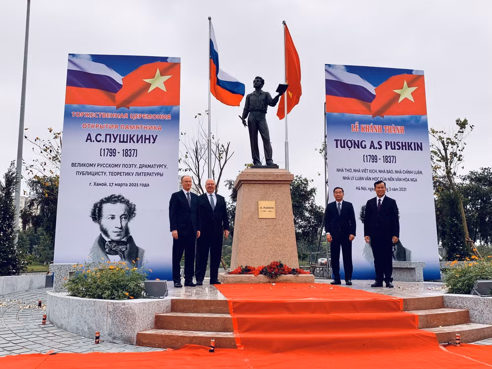 Inauguran en Hanoi estatua del gran poeta ruso Pushkin ảnh 1