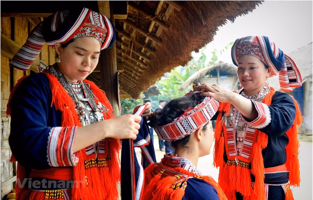 Visitan mercado rural en la Aldea de Cultura y Turismo de Etnias Minoritarias de Vietnam ảnh 1