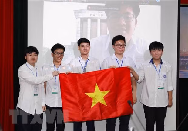 Estudiantes vietnamitas ganan 15 medallas en las Olimpiadas Internacionales ảnh 1
