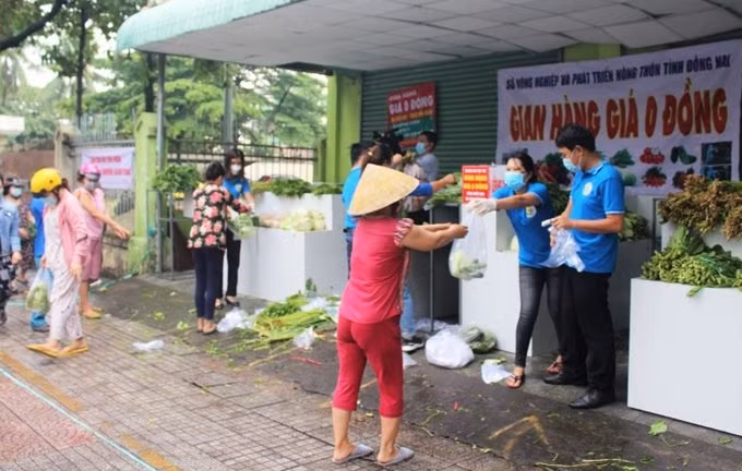 Provincia de Dong Nai reparte alimentos gratis en tiempos de distanciamiento social ảnh 1